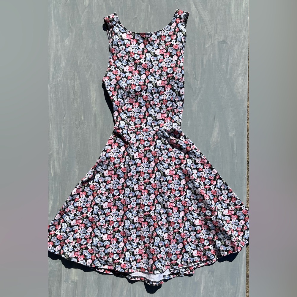 Pretty floral cross back 96% cotton, 4% elastane dress.